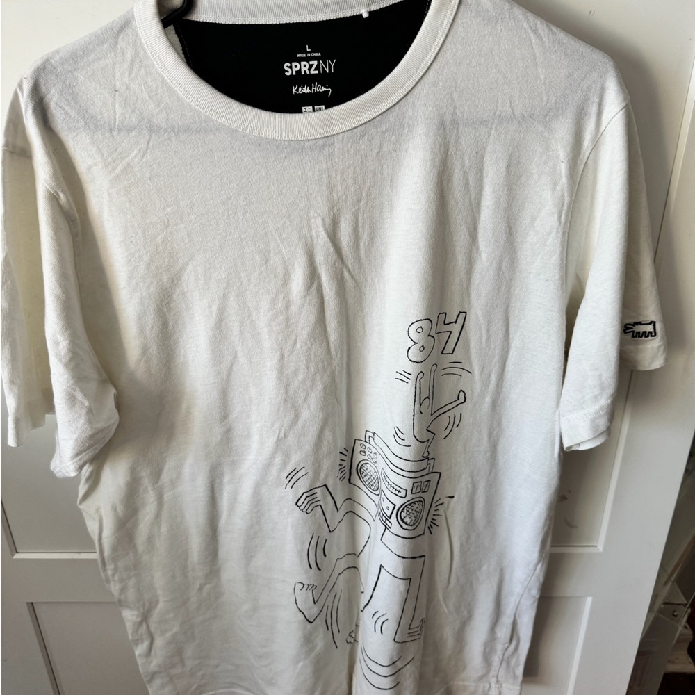 Uniqlo White Short-Sleeve Graphic Tee with Black Line Art